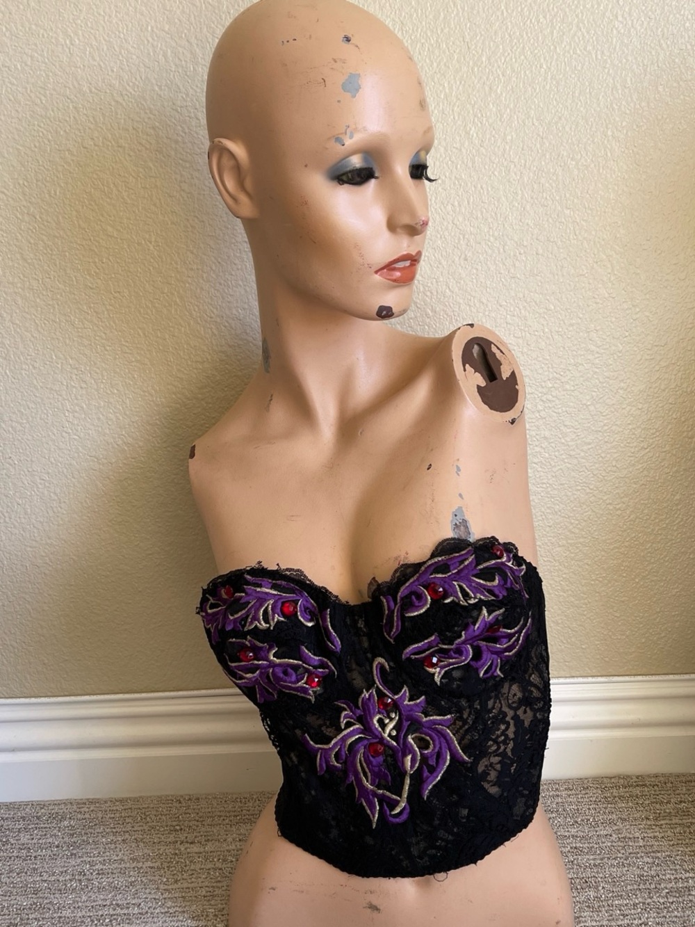 1990’s Natori Black Lace bustier with Purple & gold Embroidery〰️